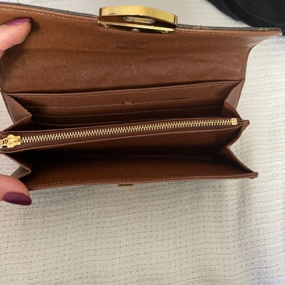 Collectible louis vuitton etoile sarah wallet .